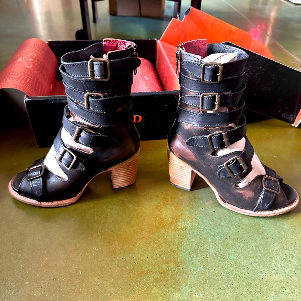 Women’s Freebird Bond - Black Distressed- size 9 Condition worn once